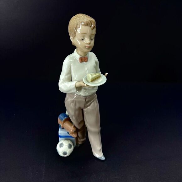 LLADRO 5877 & 5429 Guest Of Honor Boy & Girl Happy Birthday Cake Figurine Pair - Picture 2 of 13